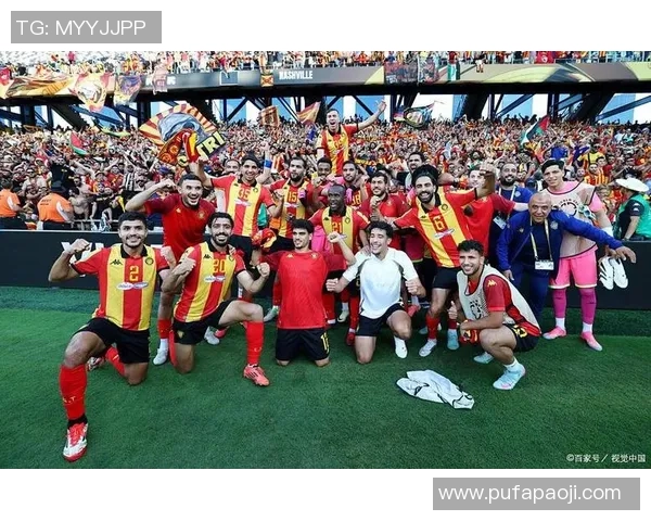 街头足球盛宴足球明星与球迷共舞激情时刻